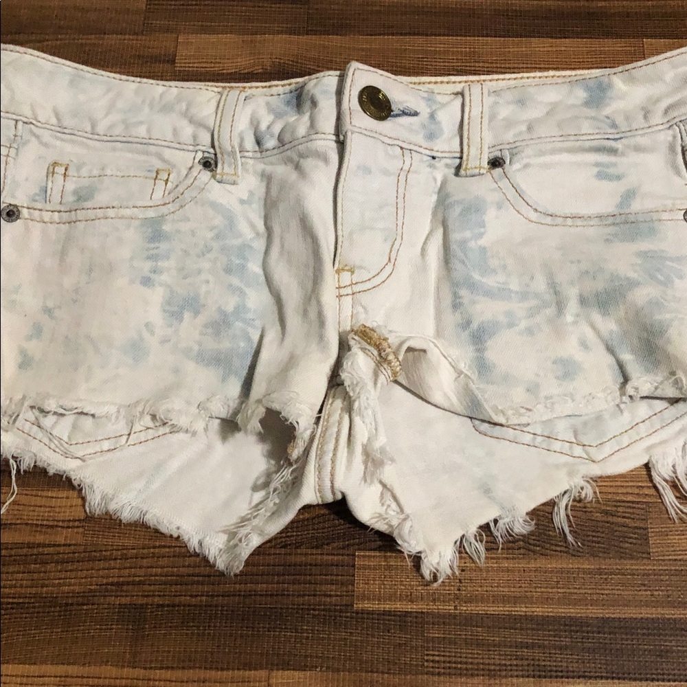 American Eagle Outfitters White Denim Shorts with Light Blue Tie-Dye size 4